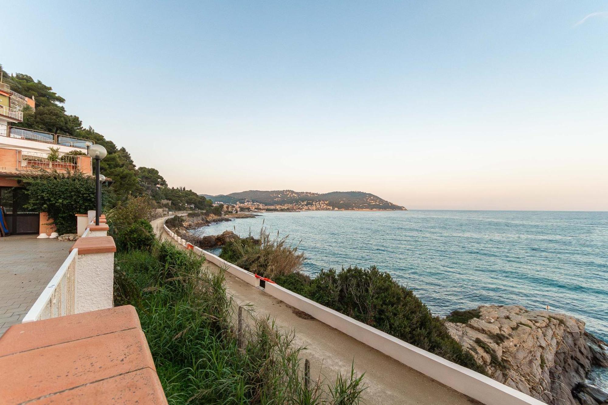 C22 Beachfront Villa - Spa Bath, Pool, Private Beach, Parking Free Marina dʼMarina dʼAndora Exterior foto